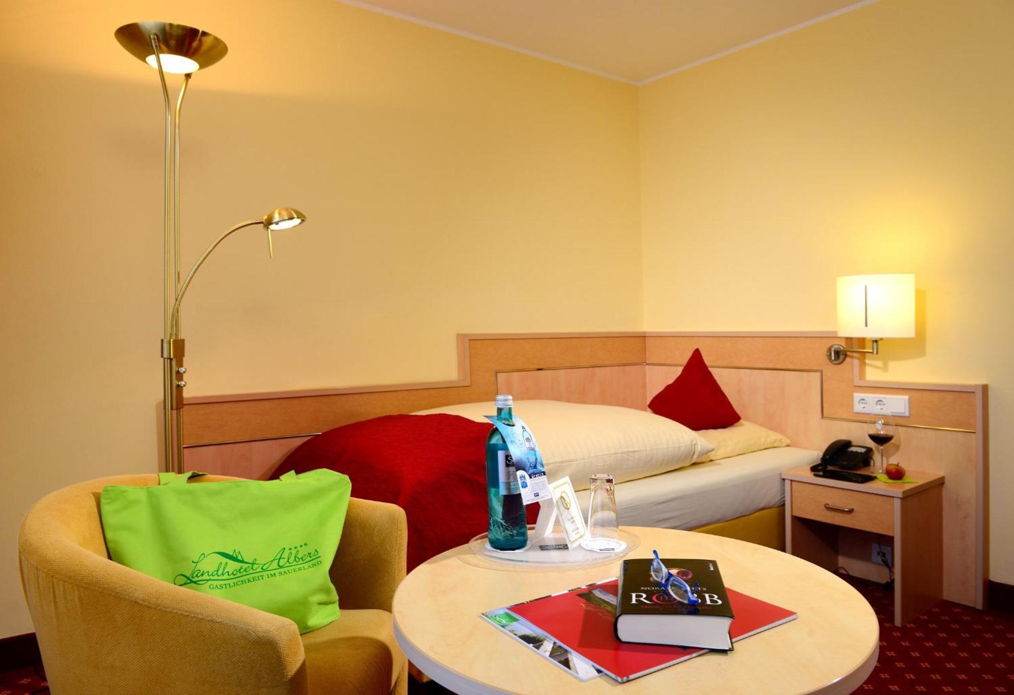 Single Room,698103246:JPEG